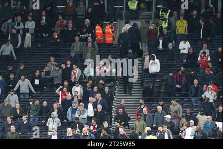 Arsenal-Fans verlassen das Stadion mit noch 20 Minuten im Spiel gegen Tottenham Hotspur. - Tottenham Hotspur V Arsenal, Premier League, Tottenham Hotspur Stadium, London, UK - 12. Mai 2022 nur redaktionelle Verwendung - es gelten Einschränkungen bei DataCo Stockfoto