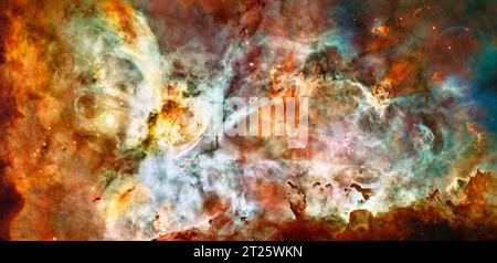 COSMOS, Raum- und Nebelstaub in milchiger Weise mit Sternen, goldenem Licht und Farbe, Glühen oder Muster auf Galaxienhintergrund. Wolken, Himmel und Universum, Luft- und Raumfahrt Stockfoto