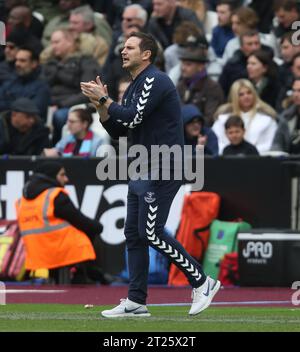 Frank Lampard Manager von Everton applaudiert seinen Spielern gegen West Ham United. - West Ham United gegen Everton, Premier League, London Stadium, London, UK - 3. April 2022 nur redaktionelle Verwendung - es gelten Einschränkungen für DataCo Stockfoto