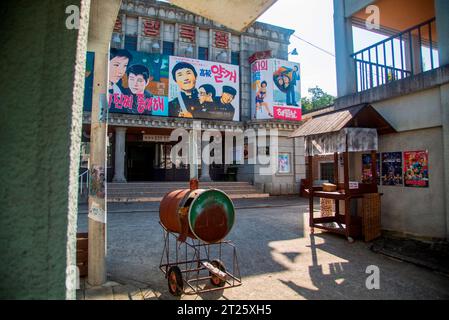 The Suncheon Drama Film Set, 12. Oktober 2023: Die 1980er Jahre am Stadtrand von Seoul am Suncheon Drama Film Set in Suncheon, etwa 420 km (261 Meilen) südlich von Seoul, Südkorea. Der Drehort besteht aus drei Dörfern, die die verschiedenen Zeiträume von den 1960er bis 1980er Jahren repräsentieren: Suncheon Town in den 1960er Jahren, Bongcheon in Seoul in den 1970er Jahren und Seoul am Rande der 1980er Jahre. Im Set wurden verschiedene Filme, Dramen und Musikvideos gedreht. Quelle: Lee Jae-won/AFLO/Alamy Live News Stockfoto