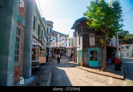 The Suncheon Drama Film Set, 12. Oktober 2023: Die 1980er Jahre am Stadtrand von Seoul am Suncheon Drama Film Set in Suncheon, etwa 420 km (261 Meilen) südlich von Seoul, Südkorea. Der Drehort besteht aus drei Dörfern, die die verschiedenen Zeiträume von den 1960er bis 1980er Jahren repräsentieren: Suncheon Town in den 1960er Jahren, Bongcheon in Seoul in den 1970er Jahren und Seoul am Rande der 1980er Jahre. Im Set wurden verschiedene Filme, Dramen und Musikvideos gedreht. Quelle: Lee Jae-won/AFLO/Alamy Live News Stockfoto