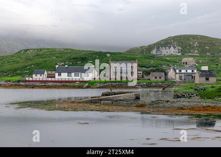 Scalpay Village ist die wichtigste Siedlung auf der Isle of Scalpay, einer kleinen Insel, die sich direkt vor der Küste der Isle of Harris im Äußeren H befindet Stockfoto