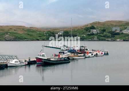 Scalpay Village ist die wichtigste Siedlung auf der Isle of Scalpay, einer kleinen Insel, die sich direkt vor der Küste der Isle of Harris im Äußeren H befindet Stockfoto