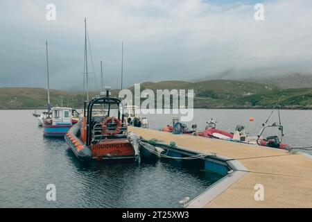 Scalpay Village ist die wichtigste Siedlung auf der Isle of Scalpay, einer kleinen Insel, die sich direkt vor der Küste der Isle of Harris im Äußeren H befindet Stockfoto