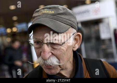 Zaventem, Belgien. Oktober 2023. Der schwedische Jan Tidman, Fußball-Unterstützer in der Abflughalle des Flughafens Brüssel, in Zaventem, Dienstag, den 17. Oktober 2023. Gestern Abend wurden bei einem Schießereignis im Boulevard d'Ypern, Brüssel, zwei Menschen getötet. Die Opfer sind zwei schwedische Staatsbürger, die in Brüssel waren, um das Spiel ihrer Fußballnationalmannschaft gegen die belgischen Red Devils zu unterstützen. BELGA FOTO DIRK WAEM Credit: Belga News Agency/Alamy Live News Stockfoto