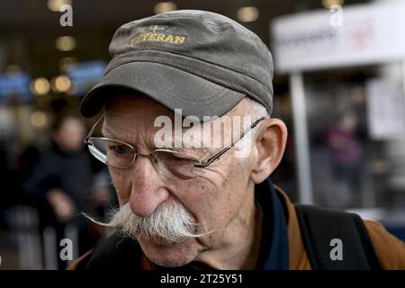 Zaventem, Belgien. Oktober 2023. Der schwedische Jan Tidman, Fußball-Unterstützer in der Abflughalle des Flughafens Brüssel, in Zaventem, Dienstag, den 17. Oktober 2023. Gestern Abend wurden bei einem Schießereignis im Boulevard d'Ypern, Brüssel, zwei Menschen getötet. Die Opfer sind zwei schwedische Staatsbürger, die in Brüssel waren, um das Spiel ihrer Fußballnationalmannschaft gegen die belgischen Red Devils zu unterstützen. BELGA FOTO DIRK WAEM Credit: Belga News Agency/Alamy Live News Stockfoto