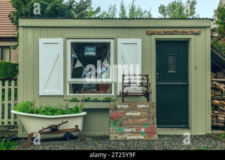 Scalpay Village ist die wichtigste Siedlung auf der Isle of Scalpay, einer kleinen Insel, die sich direkt vor der Küste der Isle of Harris im Äußeren H befindet Stockfoto