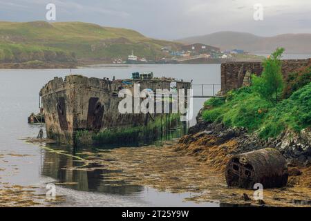 Scalpay Village ist die wichtigste Siedlung auf der Isle of Scalpay, einer kleinen Insel, die sich direkt vor der Küste der Isle of Harris im Äußeren H befindet Stockfoto