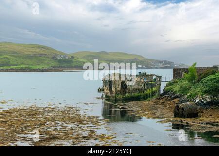 Scalpay Village ist die wichtigste Siedlung auf der Isle of Scalpay, einer kleinen Insel, die sich direkt vor der Küste der Isle of Harris im Äußeren H befindet Stockfoto