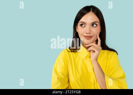 Neugierige junge Frau, die sich den Kopierraum anschaut Stockfoto