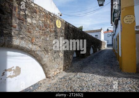 Das antike Aquädukt Evora, in der mittelalterlichen Mauer in Portugal, zwischen 1532 und 1537 errichtet, stellte dieses Aquädukt im Renaissancestil endlich sauberes drin zur Verfügung Stockfoto