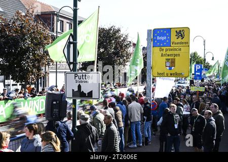 Kapellen, Belgien. Oktober 2023. Die Abbildung zeigt Radsportfans während der 2023er Ausgabe des eintägigen Radrennens „nationale Sluitingsprijs Putte-Kapellen“ in Putte-Kapellen, Kapellen am Dienstag, den 17. Oktober 2023. BELGA FOTO TOM GOYVAERTS Credit: Belga Nachrichtenagentur/Alamy Live News Stockfoto