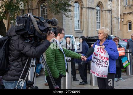 Oxford, UK, 17. Oktober 2023. Eine Demonstration vor der County Hall, Oxford, gegen die Low Traffic Neighborhoods (LTNs), die seit ihrer Einführung in der Stadt in den letzten zwei Jahren sehr kontrovers waren. Der County Council stimmte darüber ab, ob sie dauerhaft werden sollten, und eine kleine, aber lautstarke Gruppe von Einwohnern und Geschäftsleuten versammelte sich, um ihre Stimme Gehör zu verschaffen, angeführt von Clinton Pugh, dem Vater der Schauspielerin Florence Pugh, der mehrere lokale Restaurants besitzt und sich aktiv gegen das Verkehrssystem ausgesprochen hat. Hier wird ein Demonstrant von ITV-Lokalnachrichten interviewt. Kredit: Marti Stockfoto