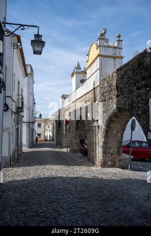 Das antike Aquädukt Evora, in der mittelalterlichen Mauer in Portugal, zwischen 1532 und 1537 errichtet, stellte dieses Aquädukt im Renaissancestil endlich sauberes drin zur Verfügung Stockfoto