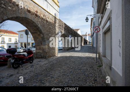 Das antike Aquädukt Evora, in der mittelalterlichen Mauer in Portugal, zwischen 1532 und 1537 errichtet, stellte dieses Aquädukt im Renaissancestil endlich sauberes drin zur Verfügung Stockfoto