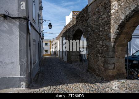 Das antike Aquädukt Evora, in der mittelalterlichen Mauer in Portugal, zwischen 1532 und 1537 errichtet, stellte dieses Aquädukt im Renaissancestil endlich sauberes drin zur Verfügung Stockfoto