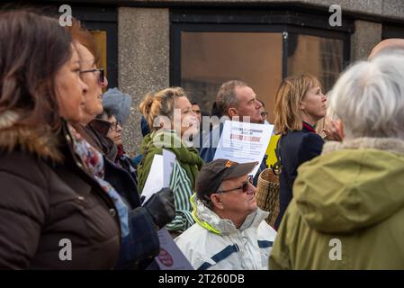 Oxford, UK, 17. Oktober 2023. Die Demonstranten hören Reden bei einer Demonstration vor der County Hall, Oxford, gegen die Low Traffic Neighborhoods (LTNs), die seit ihrer Einführung in der Stadt in den letzten zwei Jahren sehr kontrovers waren. Der County Council stimmte darüber ab, ob sie dauerhaft werden sollten, und eine kleine, aber lautstarke Gruppe von Einwohnern und Geschäftsleuten versammelte sich, um ihre Stimme Gehör zu verschaffen, angeführt von Clinton Pugh, dem Vater der Schauspielerin Florence Pugh, der mehrere lokale Restaurants besitzt und sich aktiv gegen das Verkehrssystem ausgesprochen hat. Kredit: Martin Anderson/Alamy L. Stockfoto