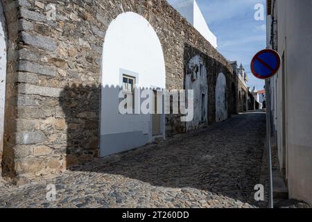 Das antike Aquädukt Evora, in der mittelalterlichen Mauer in Portugal, zwischen 1532 und 1537 errichtet, stellte dieses Aquädukt im Renaissancestil endlich sauberes drin zur Verfügung Stockfoto