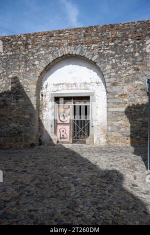 Das antike Aquädukt Evora, in der mittelalterlichen Mauer in Portugal, zwischen 1532 und 1537 errichtet, stellte dieses Aquädukt im Renaissancestil endlich sauberes drin zur Verfügung Stockfoto