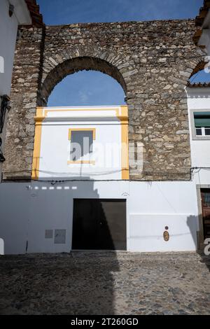 Das antike Aquädukt Evora, in der mittelalterlichen Mauer in Portugal, zwischen 1532 und 1537 errichtet, stellte dieses Aquädukt im Renaissancestil endlich sauberes drin zur Verfügung Stockfoto