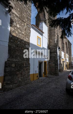 Das antike Aquädukt Evora, in der mittelalterlichen Mauer in Portugal, zwischen 1532 und 1537 errichtet, stellte dieses Aquädukt im Renaissancestil endlich sauberes drin zur Verfügung Stockfoto