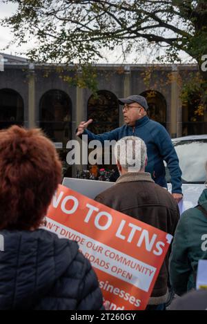 Oxford, UK, 17. Oktober 2023. Die Demonstranten hören Reden bei einer Demonstration vor der County Hall, Oxford, gegen die Low Traffic Neighborhoods (LTNs), die seit ihrer Einführung in der Stadt in den letzten zwei Jahren sehr kontrovers waren. Der County Council stimmte darüber ab, ob sie dauerhaft werden sollten, und eine kleine, aber lautstarke Gruppe von Einwohnern und Geschäftsleuten versammelte sich, um ihre Stimme Gehör zu verschaffen, angeführt von Clinton Pugh, dem Vater der Schauspielerin Florence Pugh, der mehrere lokale Restaurants besitzt und sich aktiv gegen das Verkehrssystem ausgesprochen hat. Kredit: Martin Anderson/Alamy L. Stockfoto