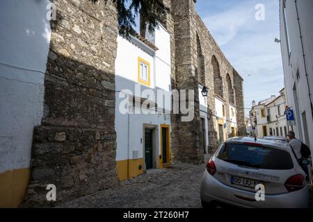 Das antike Aquädukt Evora, in der mittelalterlichen Mauer in Portugal, zwischen 1532 und 1537 errichtet, stellte dieses Aquädukt im Renaissancestil endlich sauberes drin zur Verfügung Stockfoto