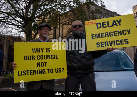 Oxford, UK, 17. Oktober 2023. Eine Demonstration vor der County Hall, Oxford, gegen die Low Traffic Neighborhoods (LTNs), die seit ihrer Einführung in der Stadt in den letzten zwei Jahren sehr kontrovers waren. Der County Council stimmte darüber ab, ob sie dauerhaft werden sollten, und eine kleine, aber lautstarke Gruppe von Einwohnern und Geschäftsleuten versammelte sich, um ihre Stimme Gehör zu verschaffen, angeführt von Clinton Pugh, dem Vater der Schauspielerin Florence Pugh, der mehrere lokale Restaurants besitzt und sich aktiv gegen das Verkehrssystem ausgesprochen hat. Quelle: Martin Anderson/Alamy Live News Stockfoto