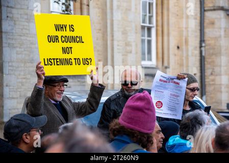 Oxford, UK, 17. Oktober 2023. Eine Demonstration vor der County Hall, Oxford, gegen die Low Traffic Neighborhoods (LTNs), die seit ihrer Einführung in der Stadt in den letzten zwei Jahren sehr kontrovers waren. Der County Council stimmte darüber ab, ob sie dauerhaft werden sollten, und eine kleine, aber lautstarke Gruppe von Einwohnern und Geschäftsleuten versammelte sich, um ihre Stimme Gehör zu verschaffen, angeführt von Clinton Pugh, dem Vater der Schauspielerin Florence Pugh, der mehrere lokale Restaurants besitzt und sich aktiv gegen das Verkehrssystem ausgesprochen hat. Quelle: Martin Anderson/Alamy Live News Stockfoto