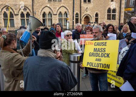 Oxford, UK, 17. Oktober 2023. Eine Demonstration vor der County Hall, Oxford, gegen die Low Traffic Neighborhoods (LTNs), die seit ihrer Einführung in der Stadt in den letzten zwei Jahren sehr kontrovers waren. Der County Council stimmte darüber ab, ob sie dauerhaft werden sollten, und eine kleine, aber lautstarke Gruppe von Einwohnern und Geschäftsleuten versammelte sich, um ihre Stimme Gehör zu verschaffen, angeführt von Clinton Pugh, dem Vater der Schauspielerin Florence Pugh, der mehrere lokale Restaurants besitzt und sich aktiv gegen das Verkehrssystem ausgesprochen hat. Quelle: Martin Anderson/Alamy Live News Stockfoto