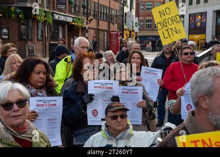 Oxford, UK, 17. Oktober 2023. Die Demonstranten hören Reden bei einer Demonstration vor der County Hall, Oxford, gegen die Low Traffic Neighborhoods (LTNs), die seit ihrer Einführung in der Stadt in den letzten zwei Jahren sehr kontrovers waren. Der County Council stimmte darüber ab, ob sie dauerhaft werden sollten, und eine kleine, aber lautstarke Gruppe von Einwohnern und Geschäftsleuten versammelte sich, um ihre Stimme Gehör zu verschaffen, angeführt von Clinton Pugh, dem Vater der Schauspielerin Florence Pugh, der mehrere lokale Restaurants besitzt und sich aktiv gegen das Verkehrssystem ausgesprochen hat. Kredit: Martin Anderson/Alamy L. Stockfoto