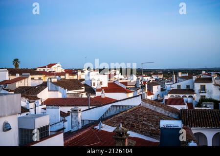 Erhöhter Blick auf die Dächer der alten ummauerten Stadt Evora, Alentejo, Portugal bei Sonnenaufgang Stockfoto