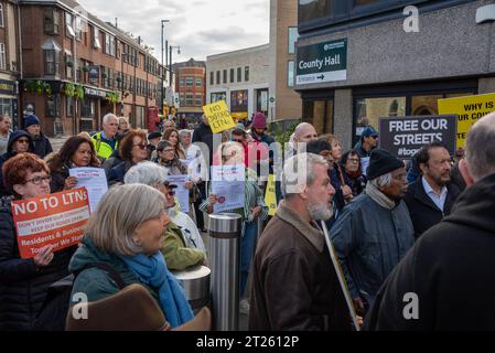 Oxford, UK, 17. Oktober 2023. Die Demonstranten hören Reden bei einer Demonstration vor der County Hall, Oxford, gegen die Low Traffic Neighborhoods (LTNs), die seit ihrer Einführung in der Stadt in den letzten zwei Jahren sehr kontrovers waren. Der County Council stimmte darüber ab, ob sie dauerhaft werden sollten, und eine kleine, aber lautstarke Gruppe von Einwohnern und Geschäftsleuten versammelte sich, um ihre Stimme Gehör zu verschaffen, angeführt von Clinton Pugh, dem Vater der Schauspielerin Florence Pugh, der mehrere lokale Restaurants besitzt und sich aktiv gegen das Verkehrssystem ausgesprochen hat. Kredit: Martin Anderson/Alamy L. Stockfoto