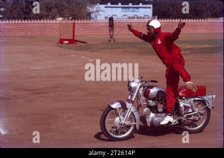 Die atemberaubenden akrobatischen Darstellungen wurden von einem Korps von „DARE DEVILS“ durchgeführt. Diese gewagten Männer und Frauen sind berühmt für ihre atemberaubenden Stunts auf Motorrädern. Der Höhepunkt war die „menschliche Pyramide“ mit 33 Personen auf neun Motorrädern. Stockfoto