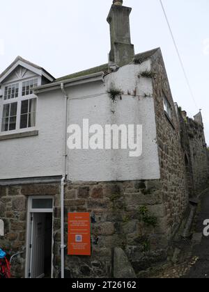 Altes Eckhaus mit Feldsteinmauer in St Ives in Cornwall England Stockfoto