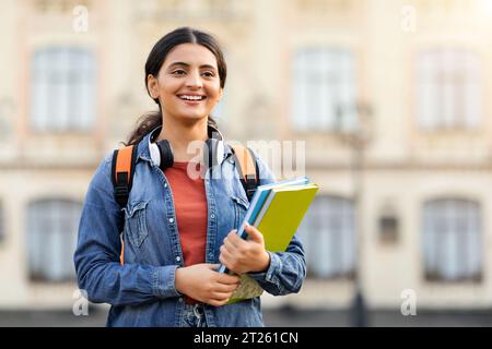 Eine gute hindudame Studentin in zwangloser Freizeit mit Büchern, die draußen posieren Stockfoto