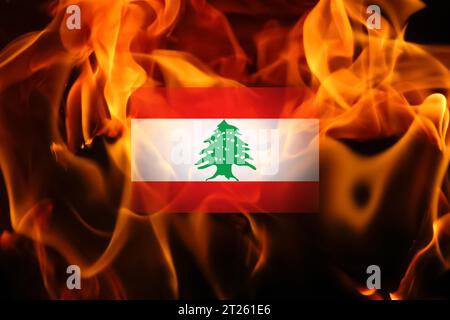 Flagge des Libanon auf dem Flammenfeuer Hintergrund. Krieg oder Proteste im Libanon, Beirut Stockfoto