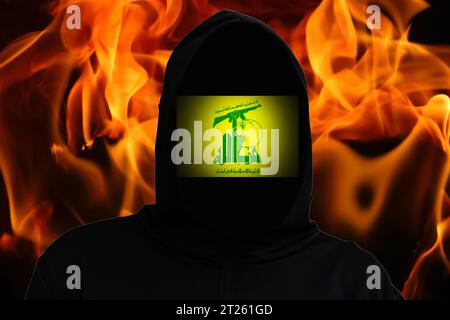 Die Flagge des Hisbollah-Terroristen auf dem Hintergrund des Silhouettenmannes. Krieg oder Proteste in der Welt. Terrorismusbegriff. Feuer, Flamme, Hölle Stockfoto