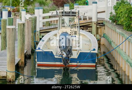 Kleines Außenbordmotorboot in einem Slip im Hafen von sag Stockfoto