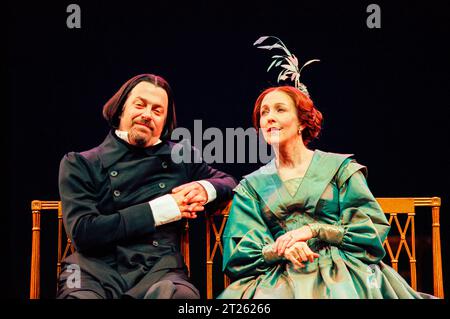 Roger Allam (Henry Graves), Patricia Hodge (Lady Franklin) in MONEY von Edward Bulwer-Lytton am Olivier Theatre, National Theatre (NT), London SE1 03/06/1999 Musik: Jonathan Dove Design: Rob Howell Beleuchtung: Peter Mumford Bewegung: Jane Gibson Regie: John Caird Stockfoto