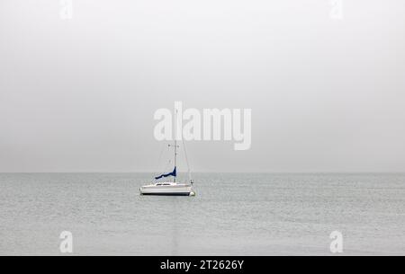 Ein einzelnes Segelboot, bella II, an einem grauen Tag in montauk Stockfoto