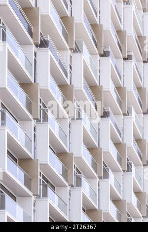 Architektonische Details aus der modernistischen, brutalistischen und eklektischen Architektur von Tel Aviv Stockfoto