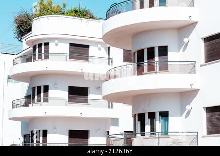 Architektonische Details aus der modernistischen, brutalistischen und eklektischen Architektur von Tel Aviv Stockfoto