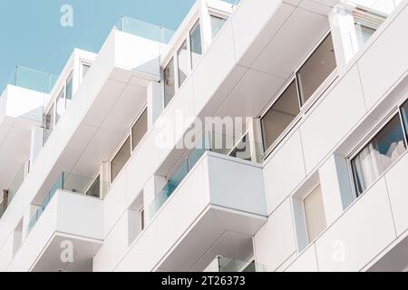 Architektonische Details aus der modernistischen, brutalistischen und eklektischen Architektur von Tel Aviv Stockfoto