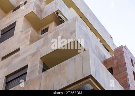 Architektonische Details aus der modernistischen, brutalistischen und eklektischen Architektur von Tel Aviv Stockfoto