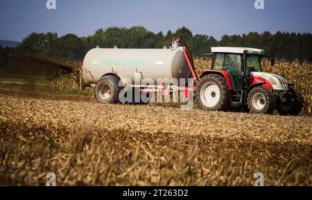 17.10.2023, Bezirk Braunau, AUT, unterwegs in Oberösterreich, Symbolbild, verschiedene Themenbilder, Themenbild, im Bild Landwirt, Landwirtschaft, ein Bauer führt Jauche aus, Jauche, Gülle fahren, ausbringen von Gülle, *** 17 10 2023, Bezirk Braunau, AUT, auf der Straße in Oberösterreich, Symbolbild, verschiedene Themenbilder, Themenbild, im Bild Landwirt, Landwirtschaft, Ein Landwirt führt Gülle aus, Gülle, Vertreiben von Gülle, Verteilen von Gülle, Stockfoto