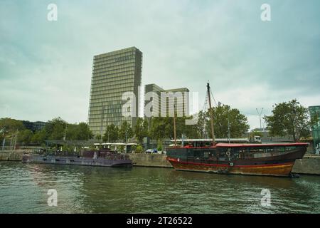 Frankreich, Paris 25.08.2023 BNF, Nationalbibliothek von Frankreich, Paris, Bateaux Parisans an der seine Stockfoto