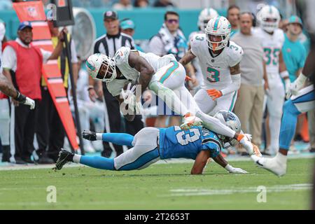 Miami. FL USA; Miami Dolphins Running Back Raheem Mostert (31) läuft und taucht in Richtung der Endzone, während Carolina Panthers Cornerback CJ H abgedeckt wird Stockfoto