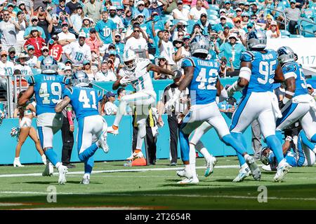 Miami. FL USA; Miami Dolphins Running Back Raheem Mostert (31) läuft und springt in Richtung Endzone während eines NFL-Spiels gegen die Carolina Panthers, Stockfoto