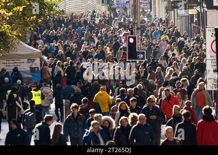 Blick auf die Menschenmassen von Einkäufern auf der Buchanan Street bei Herbstsonne in Glasgow, Schottland, Großbritannien Stockfoto